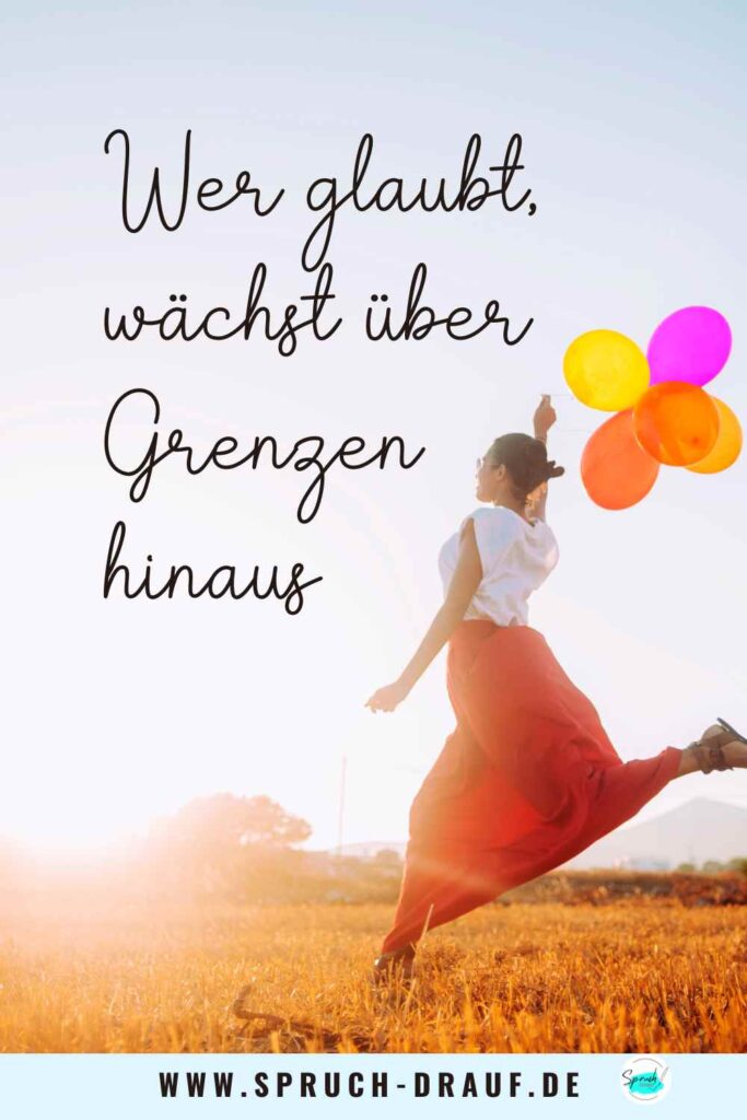 Frau springt mit bunten Luftballons – Zitat über Glauben und Wachstum