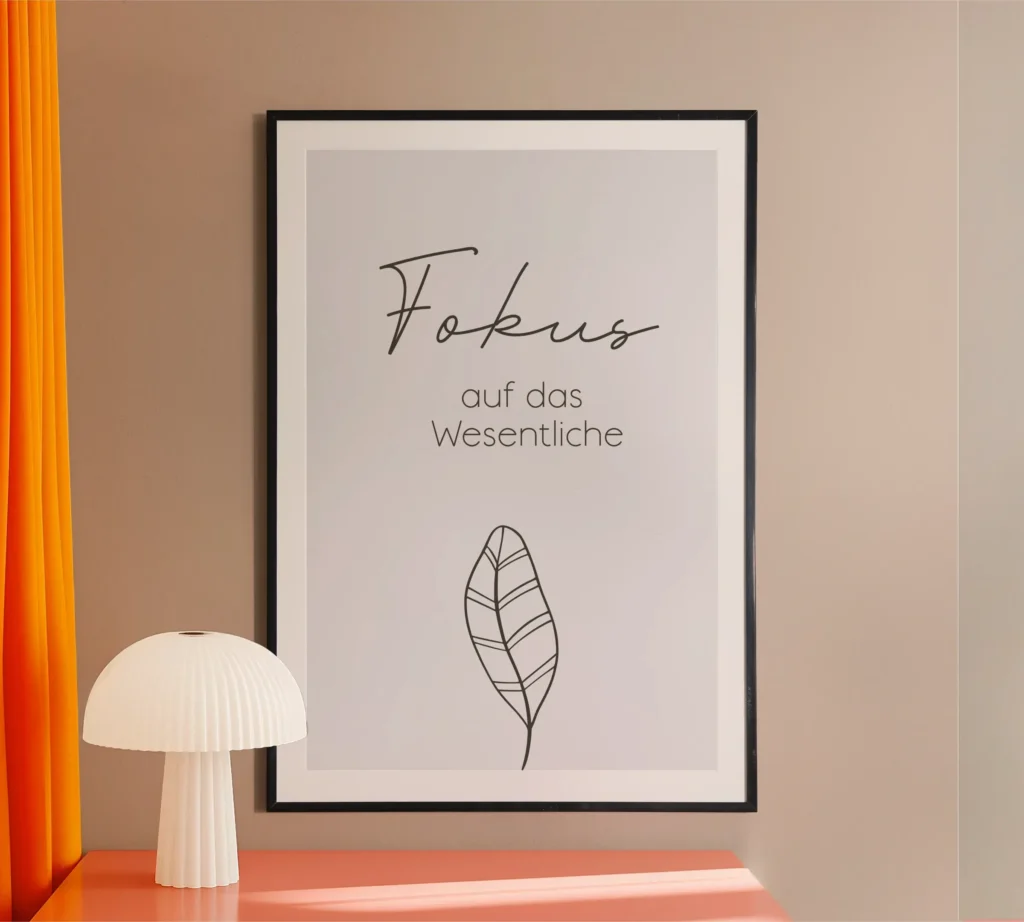 Minimalistisches Boho-Wandbild „Fokus auf das Wesentliche“ an heller Wand