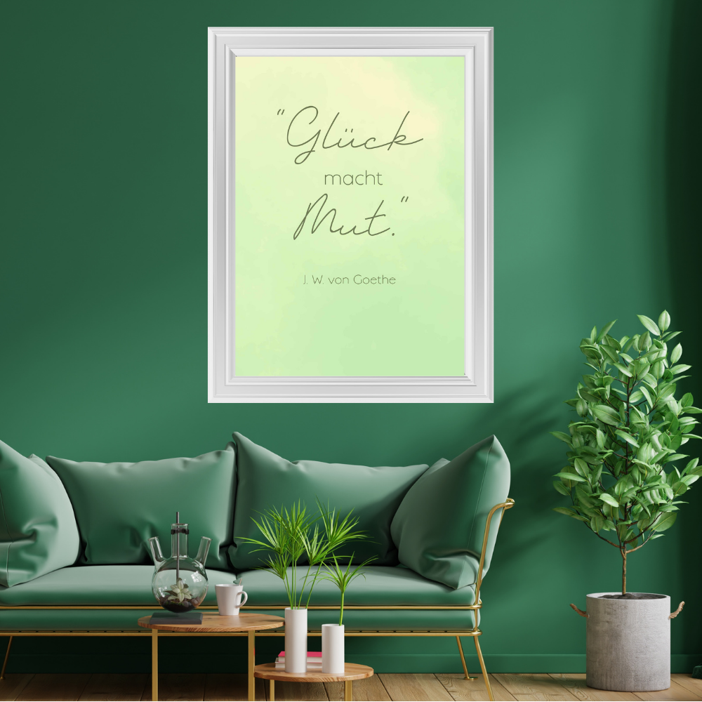 Poster mit Zitat „Glück macht Mut“ von Goethe im grünen Wohnzimmer