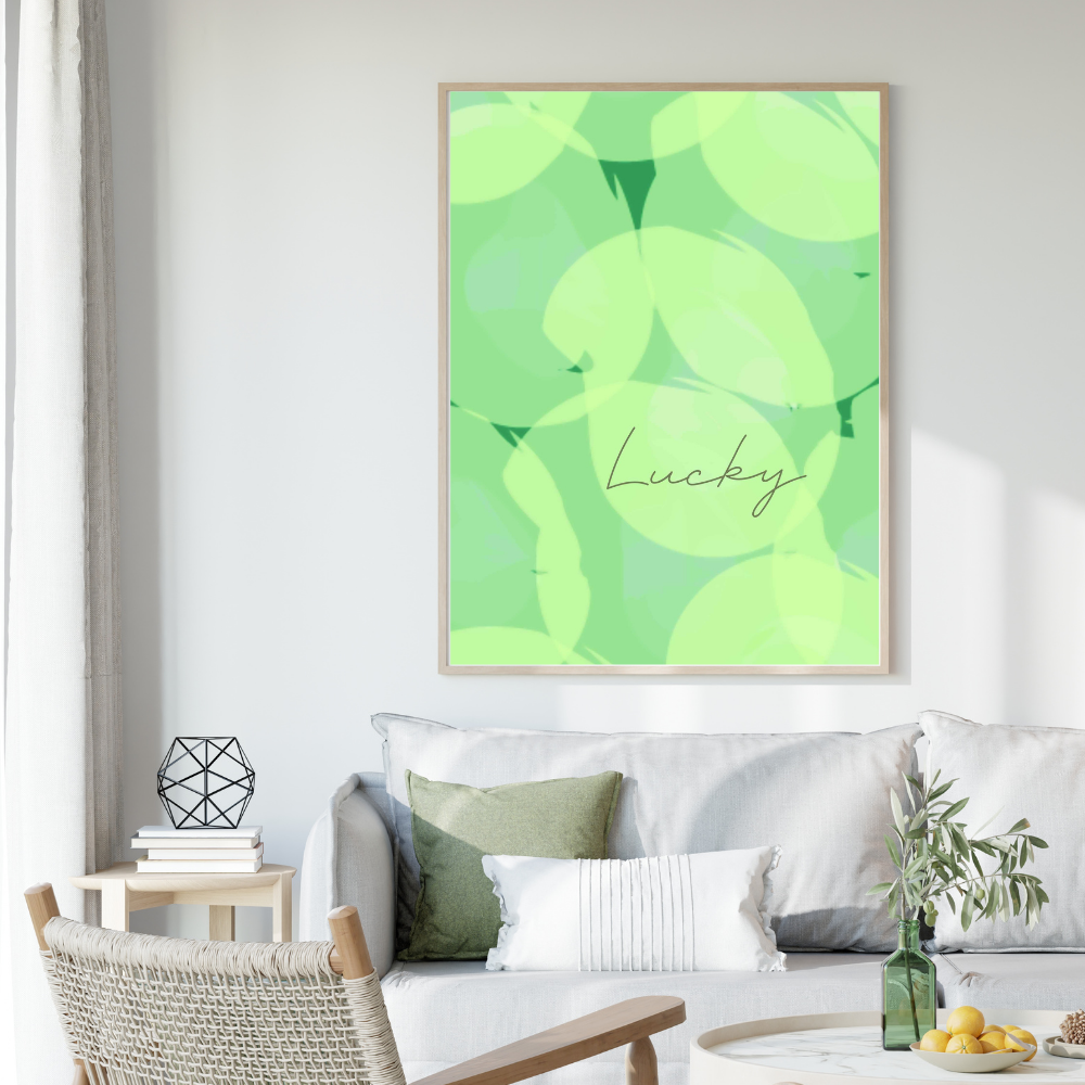 Modernes Poster „Lucky“ mit grünen abstrakten Formen im Wohnzimmer