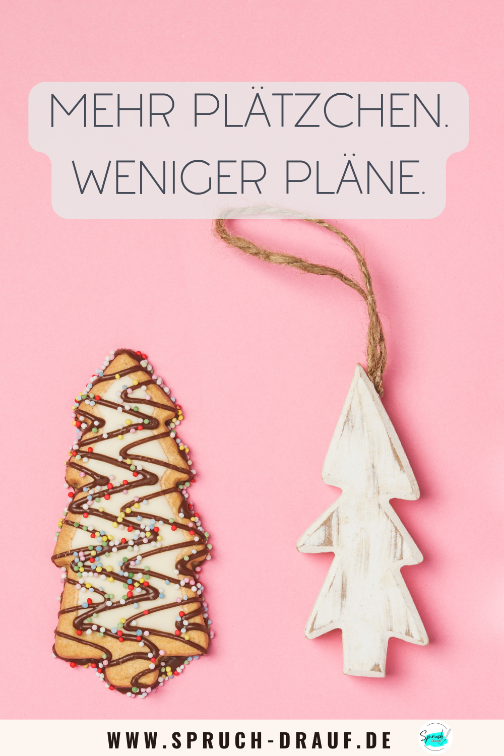 „Mehr Plätzchen. Weniger Pläne.“ – Weihnachtsspruch auf rosa Hintergrund mit einem verzierten Tannenbaumkeks und einem weißen Holzanhänger.